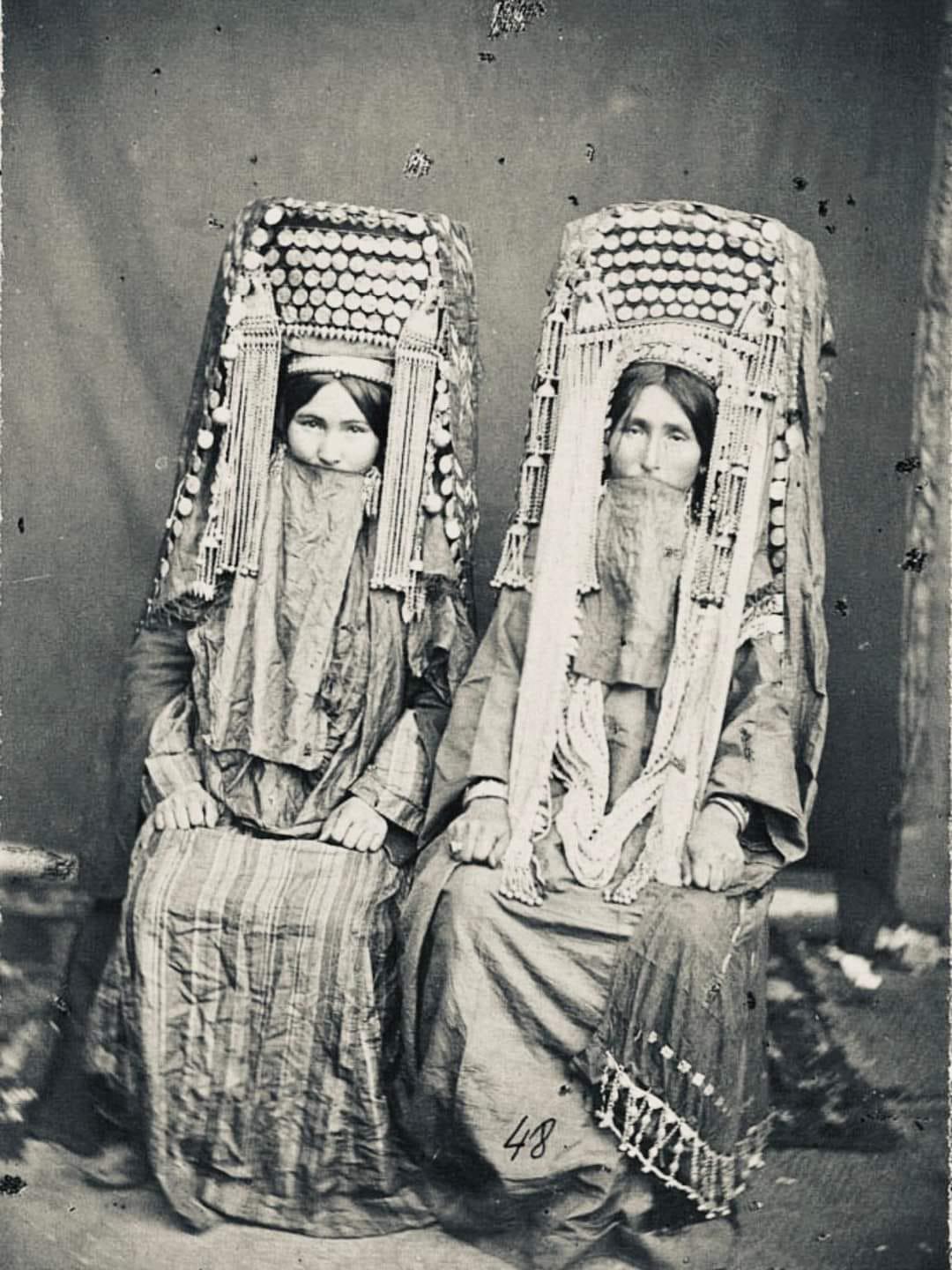 【写真】 【画像】1883年のトルクメン美女！謎の帽子カサバ着用