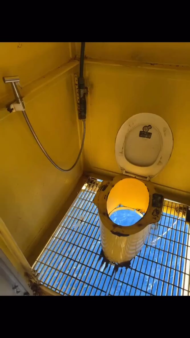 【閲覧注意】海に直結！恐怖の絶景トイレが話題に