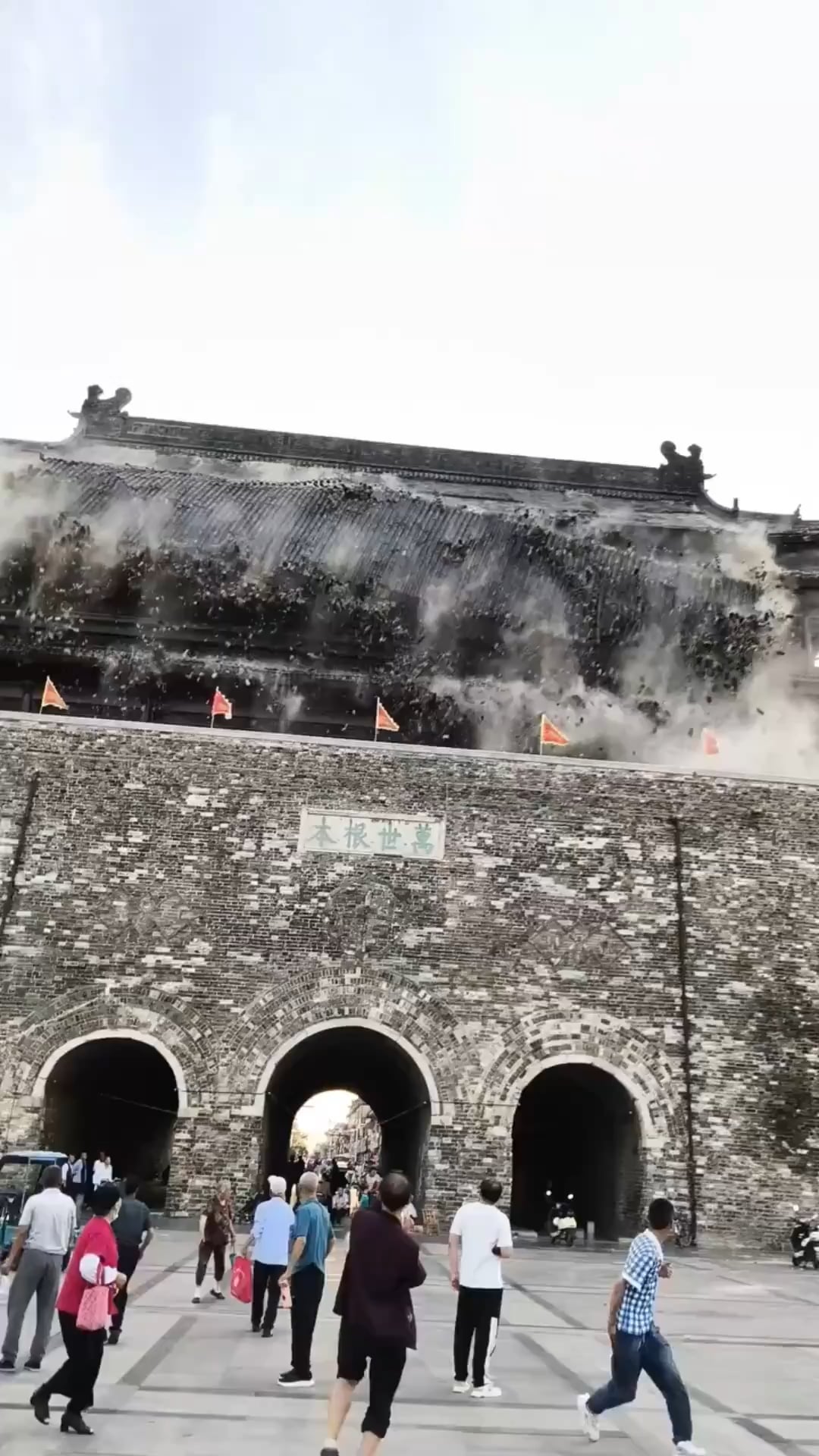 【速報】中国の明王朝時代の塔、屋根崩落で歴史的建造物が危機的状況に…