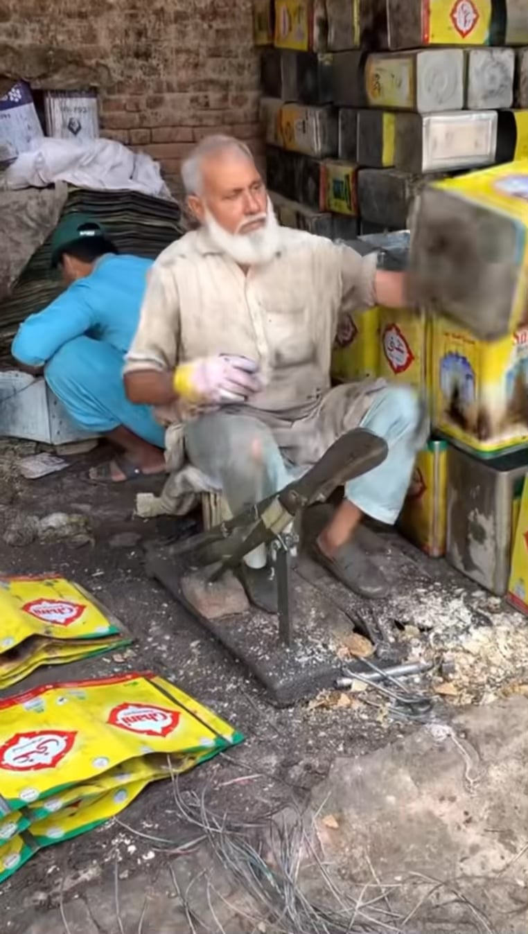 古いオイル缶がリサイクルで金属板に変身する驚きのプロセス