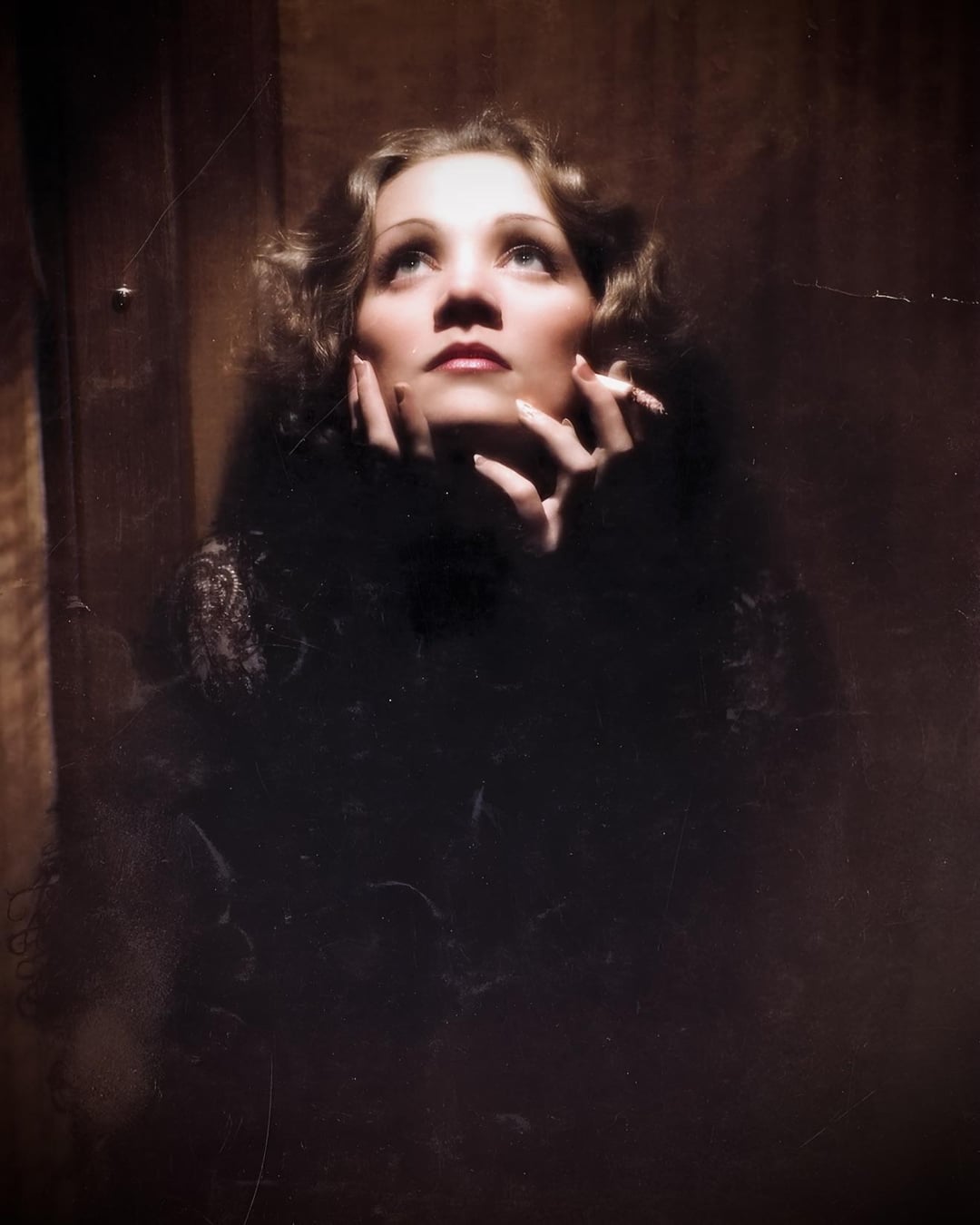 【モノクロ→カラー】 1932年、ドイツ女優マレーネ・ディートリッヒの話題