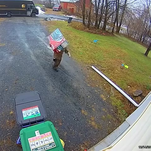 UPS配達員が顧客の荷物を守るため驚きの行動！感動のエピソード