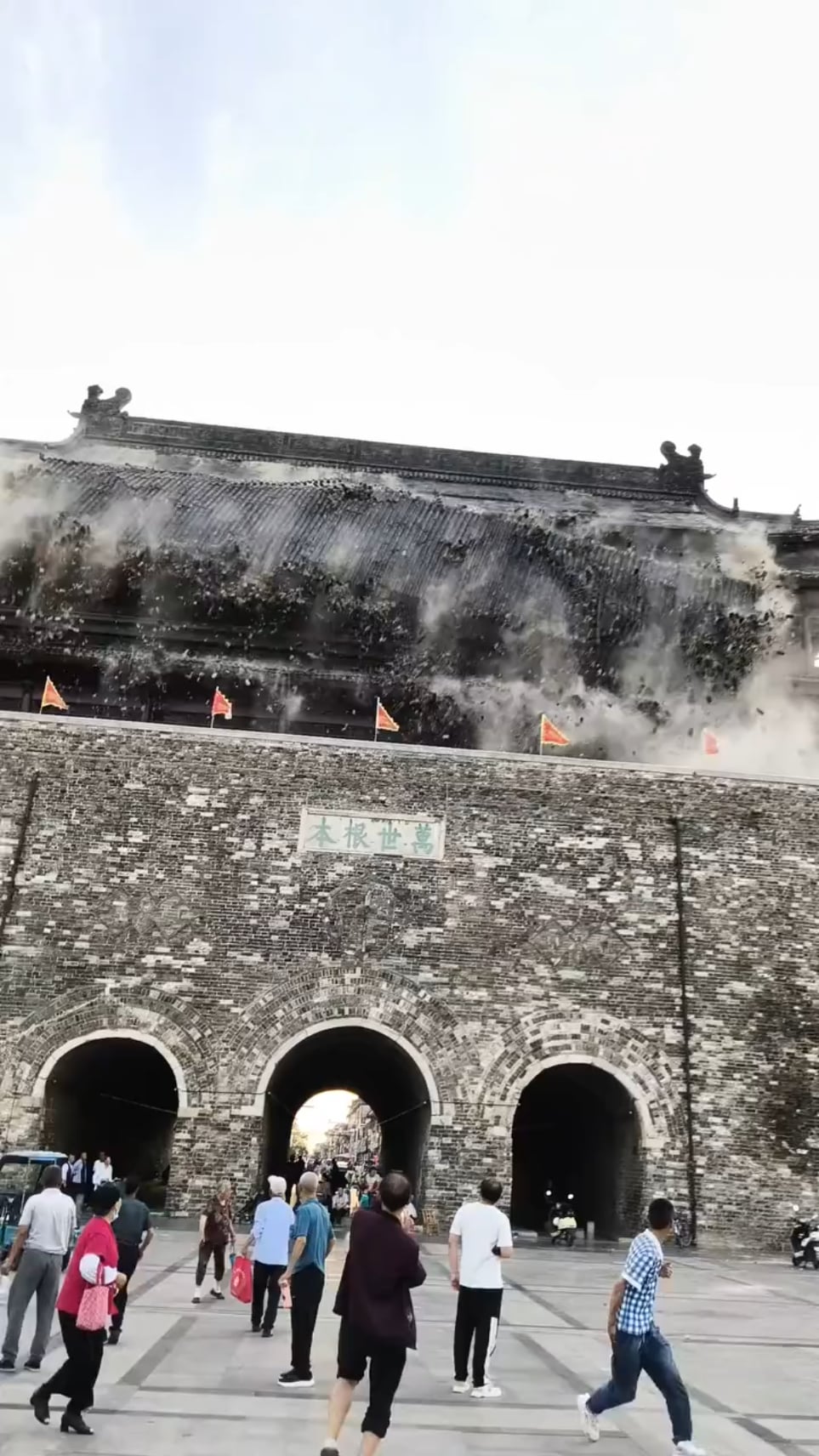 【速報】中国・鳳陽の鼓楼、屋根崩落… исторические памятники совсем развалились