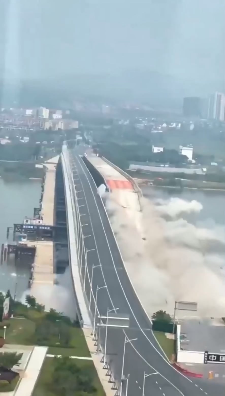 中国さん、旧橋使いながら新橋建ててドーン！→撤去が豪快すぎｗ
