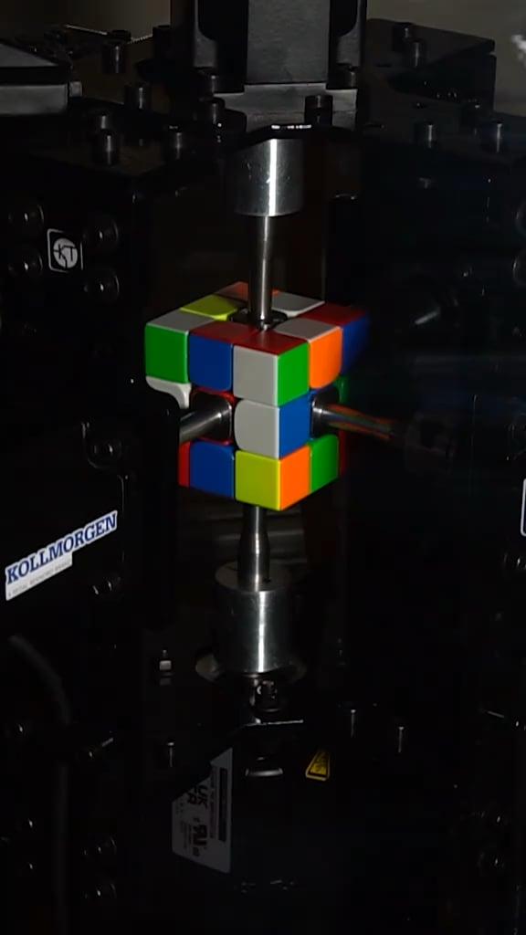 世界最速！機械がルービックキューブを0.103秒で完成させる新記録達成