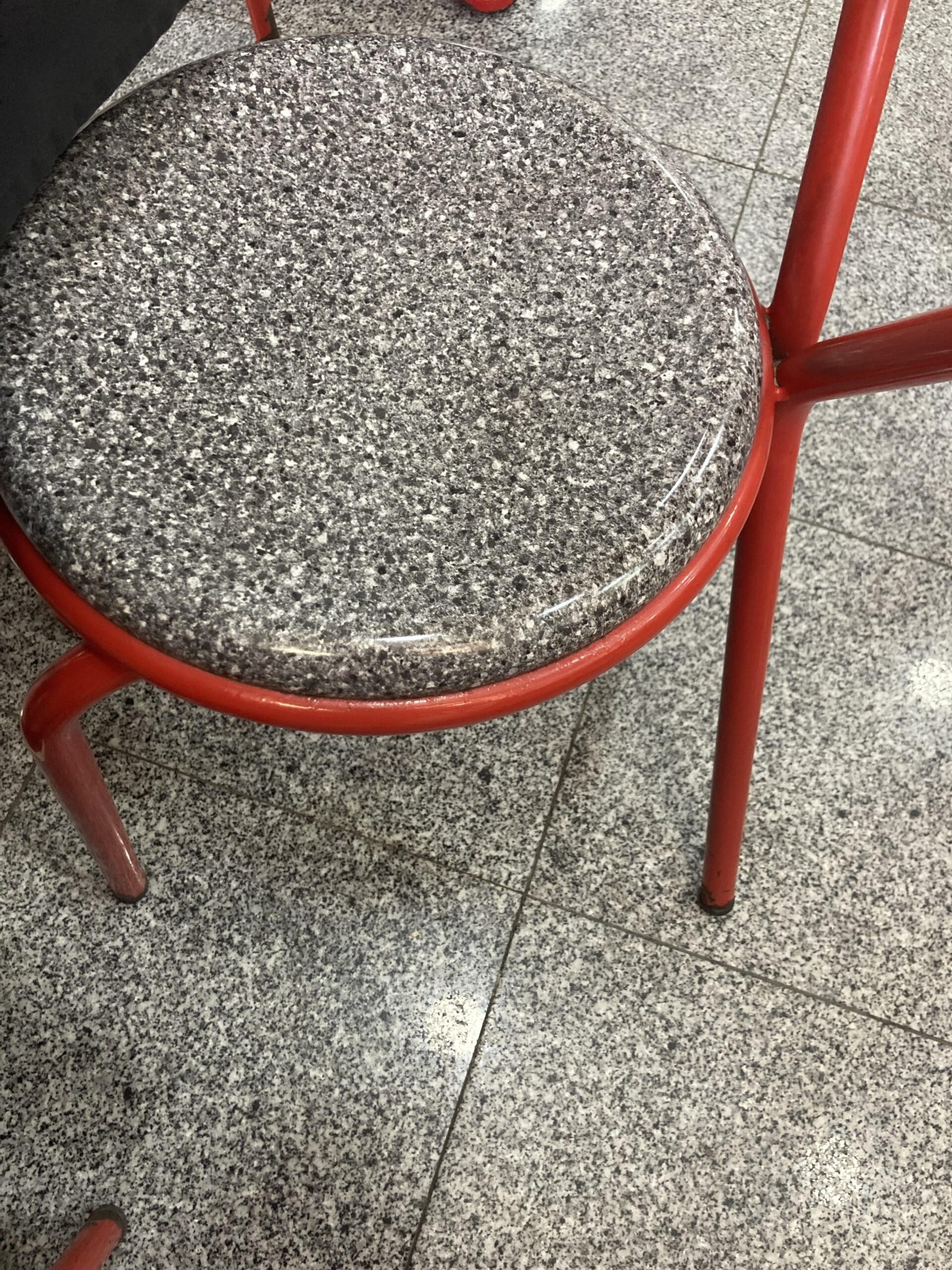 【衝撃】店の椅子が床で出来てるってマジ！？画像あり