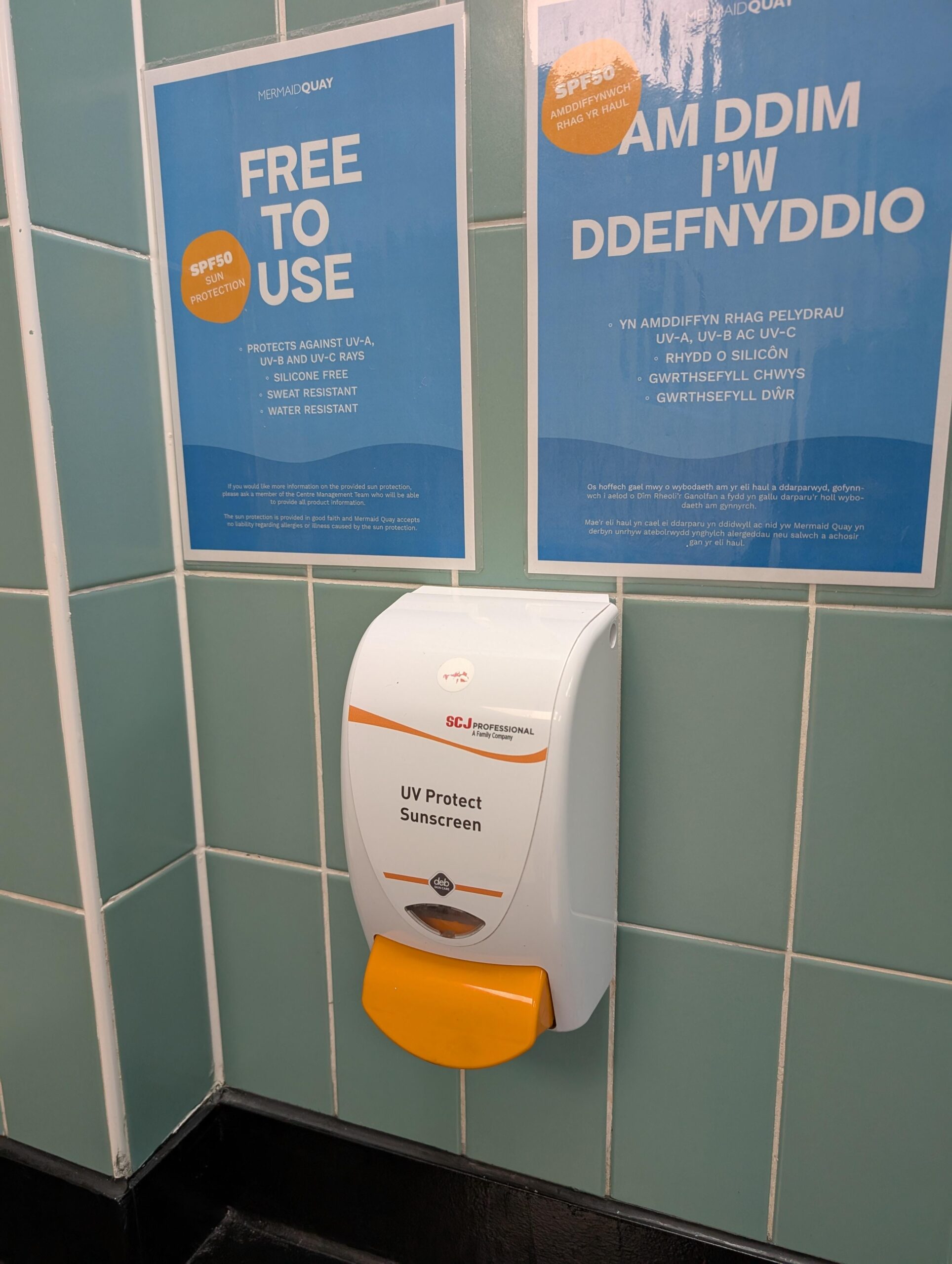 【驚愕】職場の近くの公衆トイレに日焼け止め無料配布！ウェールズ・カーディフ