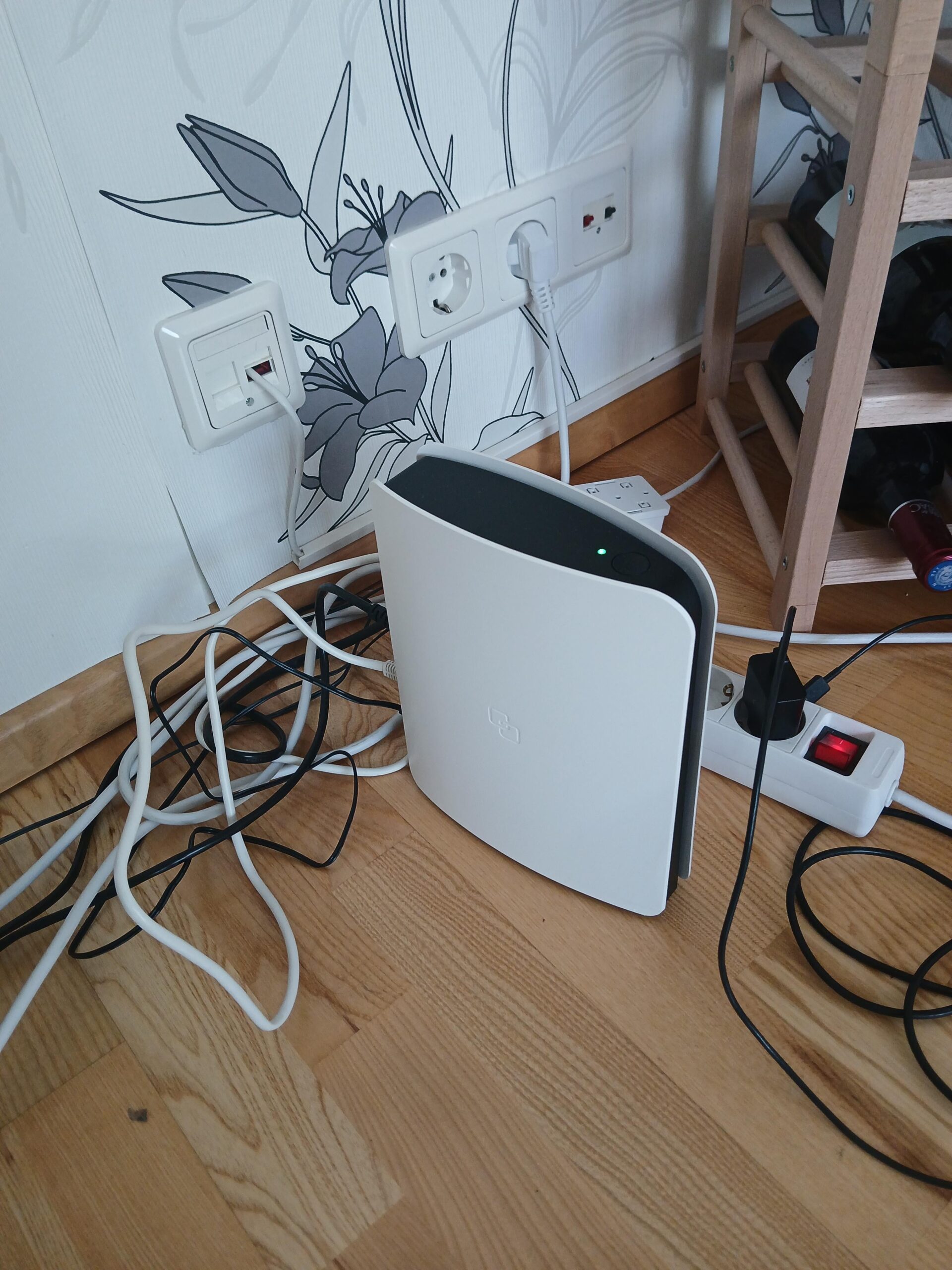 【衝撃】父のWi-FiルーターがPS5に激似！画像あり