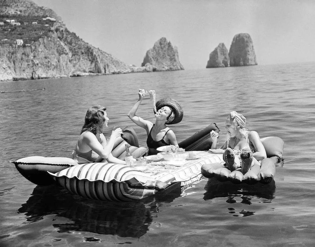 【モノクロ→カラー】 【歴史】1939年カプリ島でスパゲティを食らう女たち