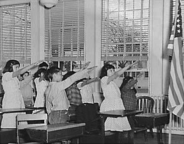 1942年までアメリカ人は手のひらを外に向けて国旗敬礼してたって知ってた？