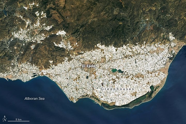 宇宙から見える最大の建造物は万里の長城じゃなくスペインのビニールハウス群だった件