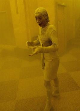 【悲報】9.11「粉まみれの女」ことマーシーさん、癌で死去…享年42歳