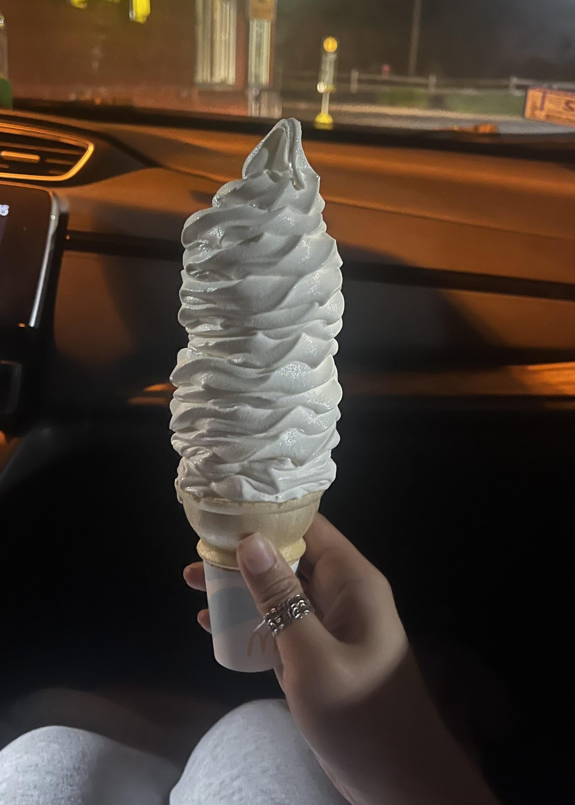 マクドナルドで超巨大アイスがきた！画像あり