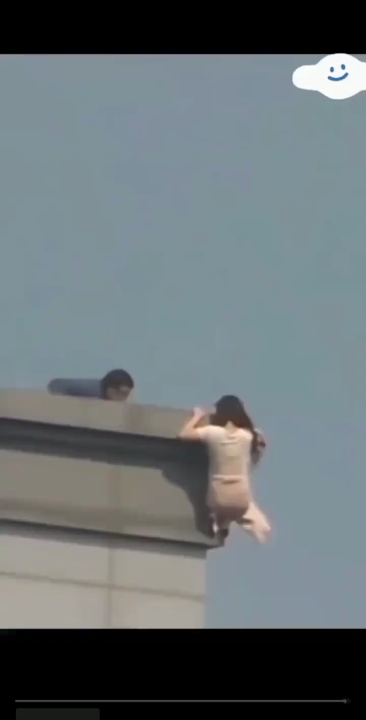 【衝撃】リアル毛髪掴んで女性救出！命懸けの救出劇