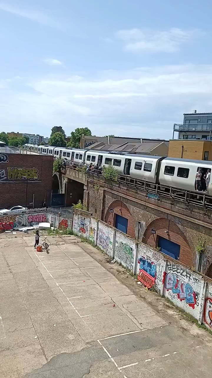ロンドンの故障列車にJust Eat配達成功！猛者現る
