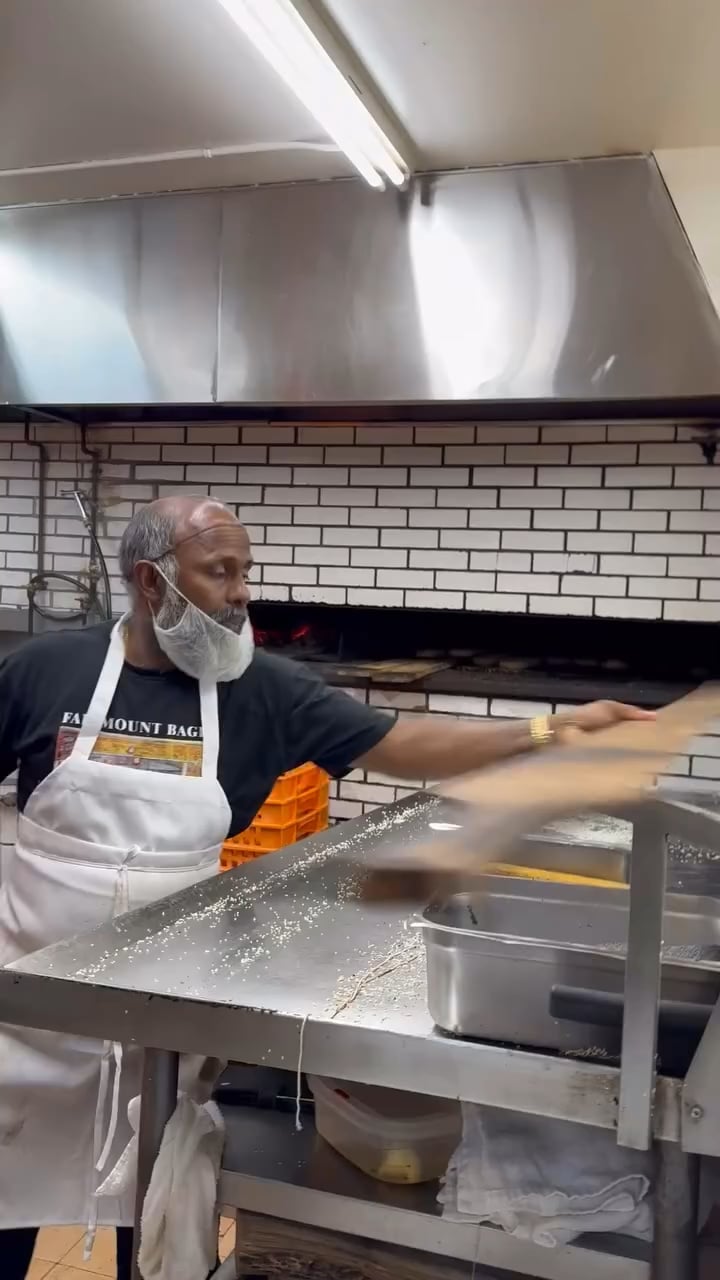 オーブンからベーグル出す時のコツ！Fairmount Bagel流
