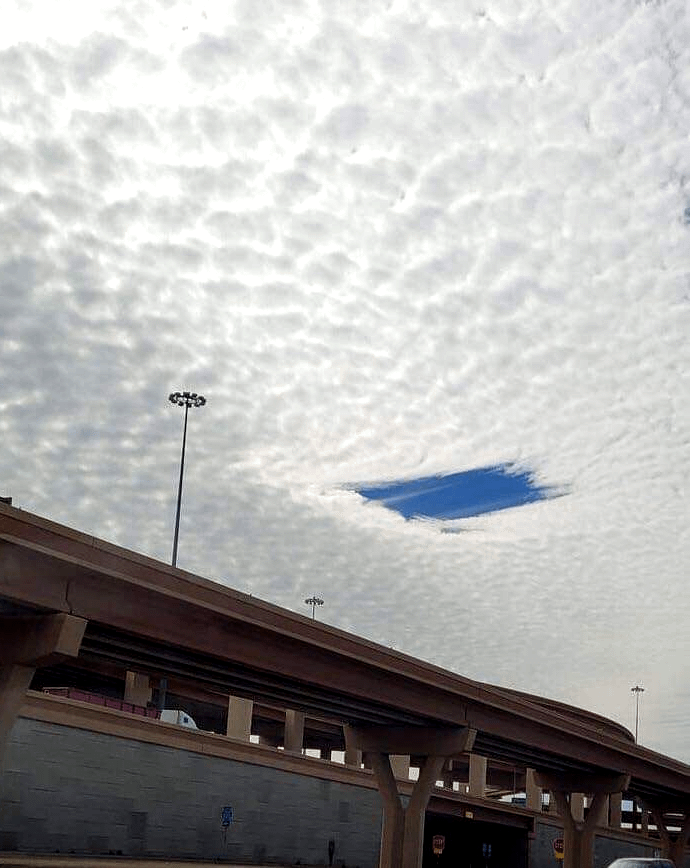 【写真】 【悲報】雲、置き忘れてもうた…w