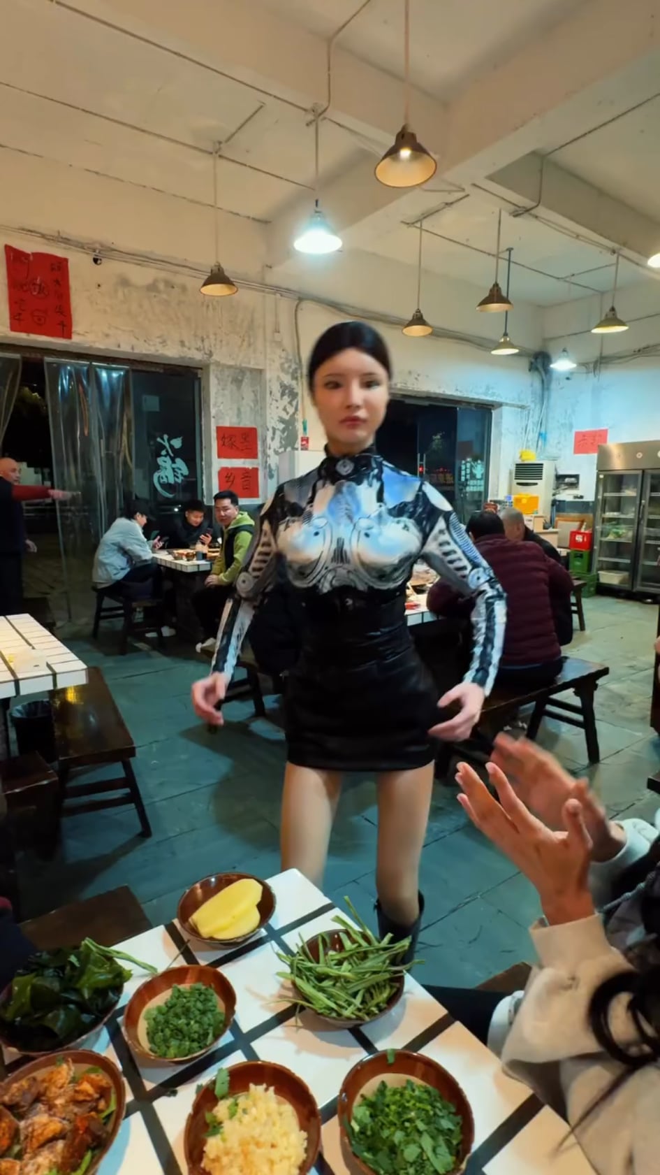 【悲報】海外のレストラン、ついにロボット店員導入…人件費削減が加速か