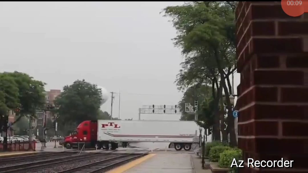 【悲報】ラグランジで列車とトレーラー衝突！