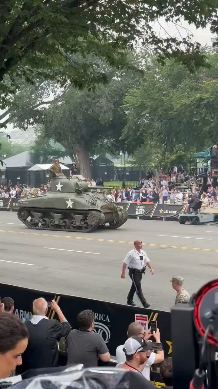 トランプ誕生日パレード、ガラガラ…聞こえるのは戦車のきしみだけ