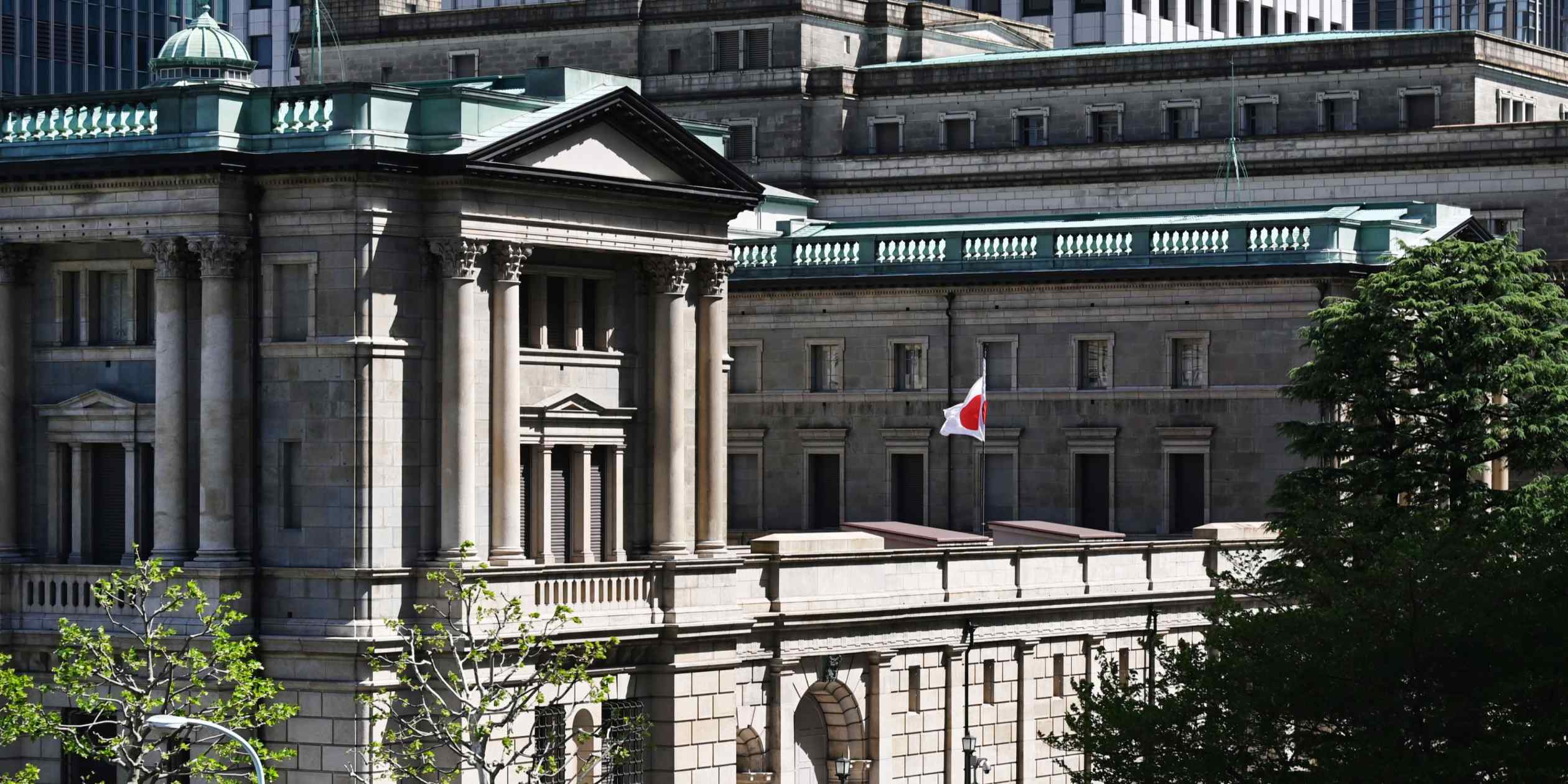 日銀、経済の先行き不透明感から政策金利据え置き