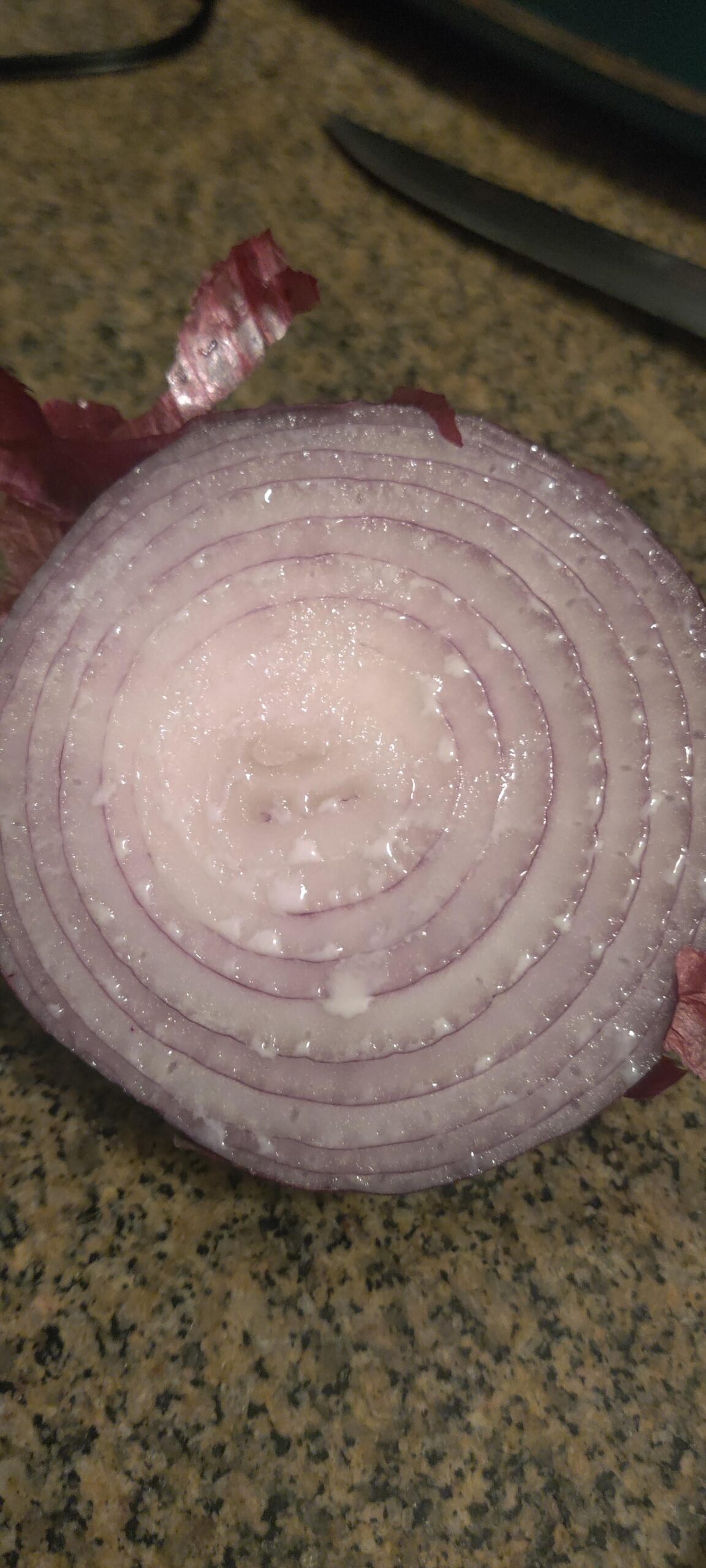 衝撃！玉ねぎ切った瞬間、乳液が…！？謎の白い液体噴出