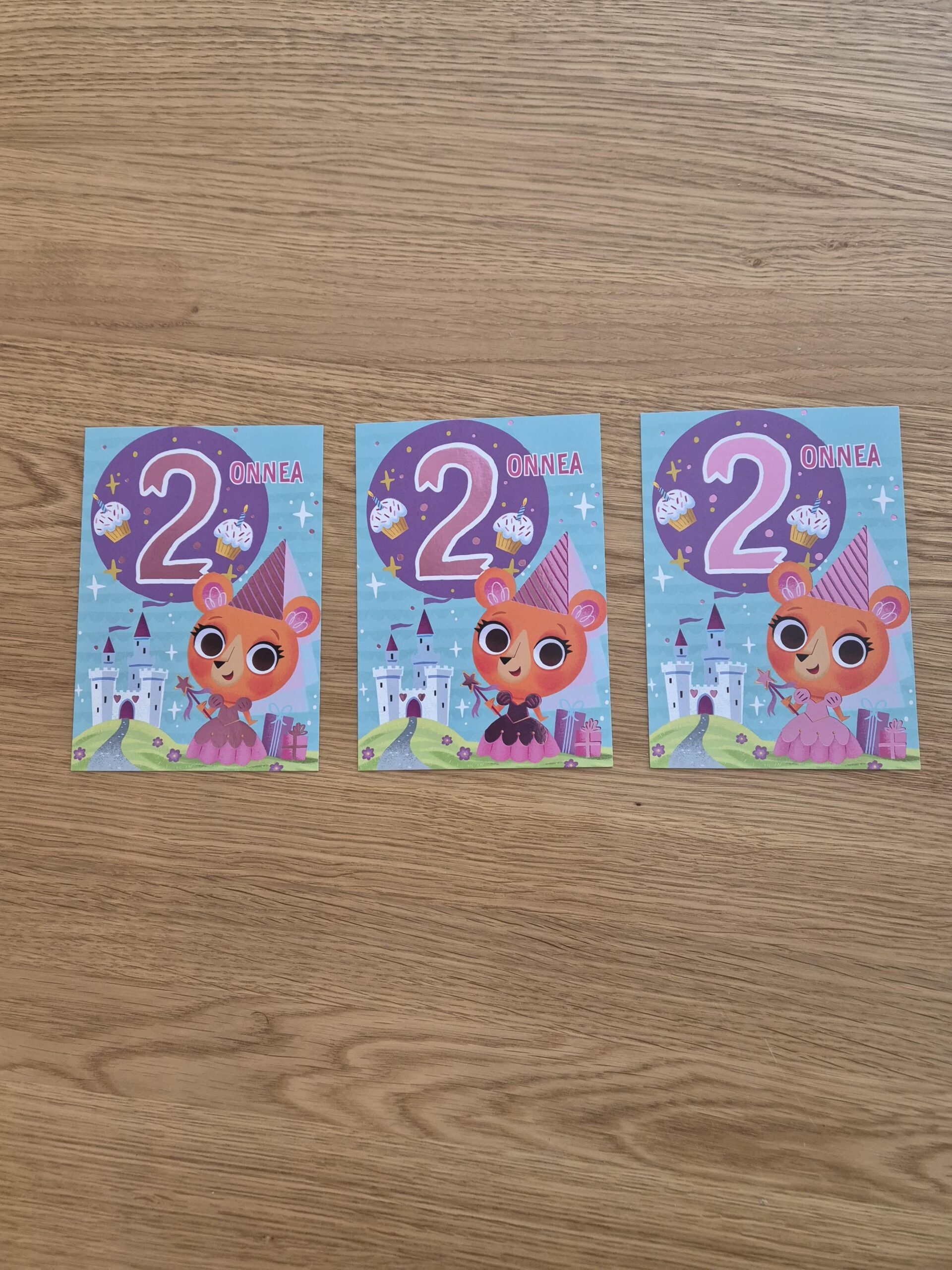 【悲報】娘の2歳の誕生日に同じカードが3枚届く…