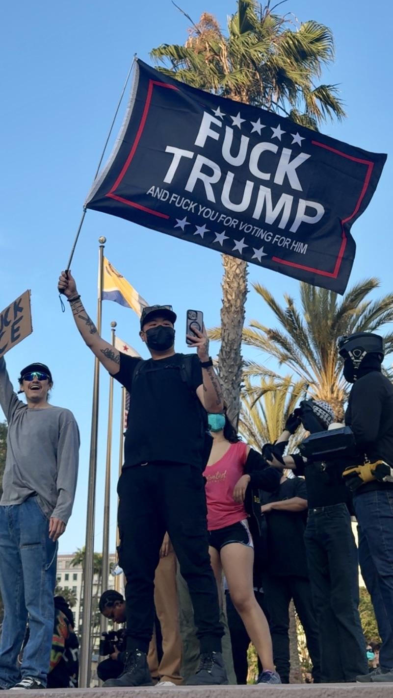 「俺は反トランプ旗の男だ！」ロングビーチデモ参加者語る