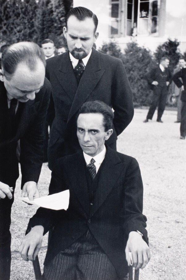 【戦慄】ナチス宣伝 मंत्री ゲッベルス、ユダヤ人カメラマンを睨みつけ… その後の悲劇
