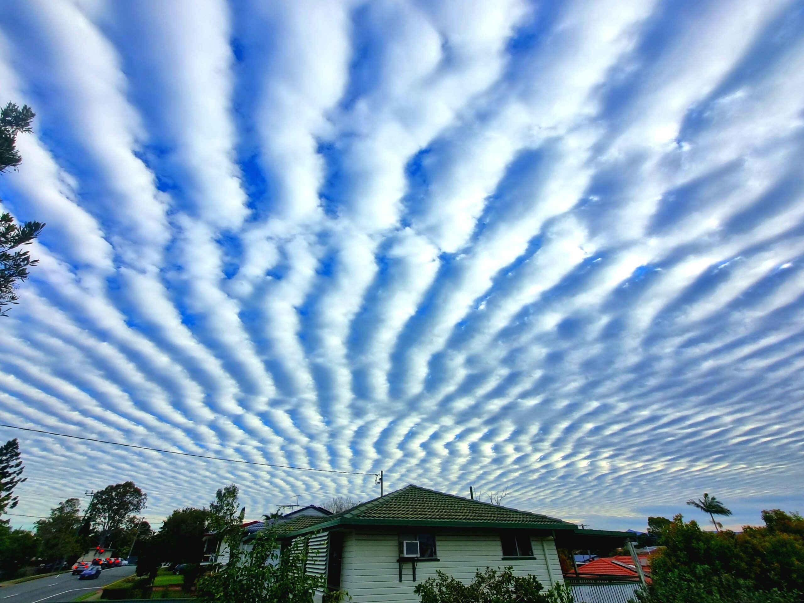 家の外の空がバグったビデオゲームみたいに見える件