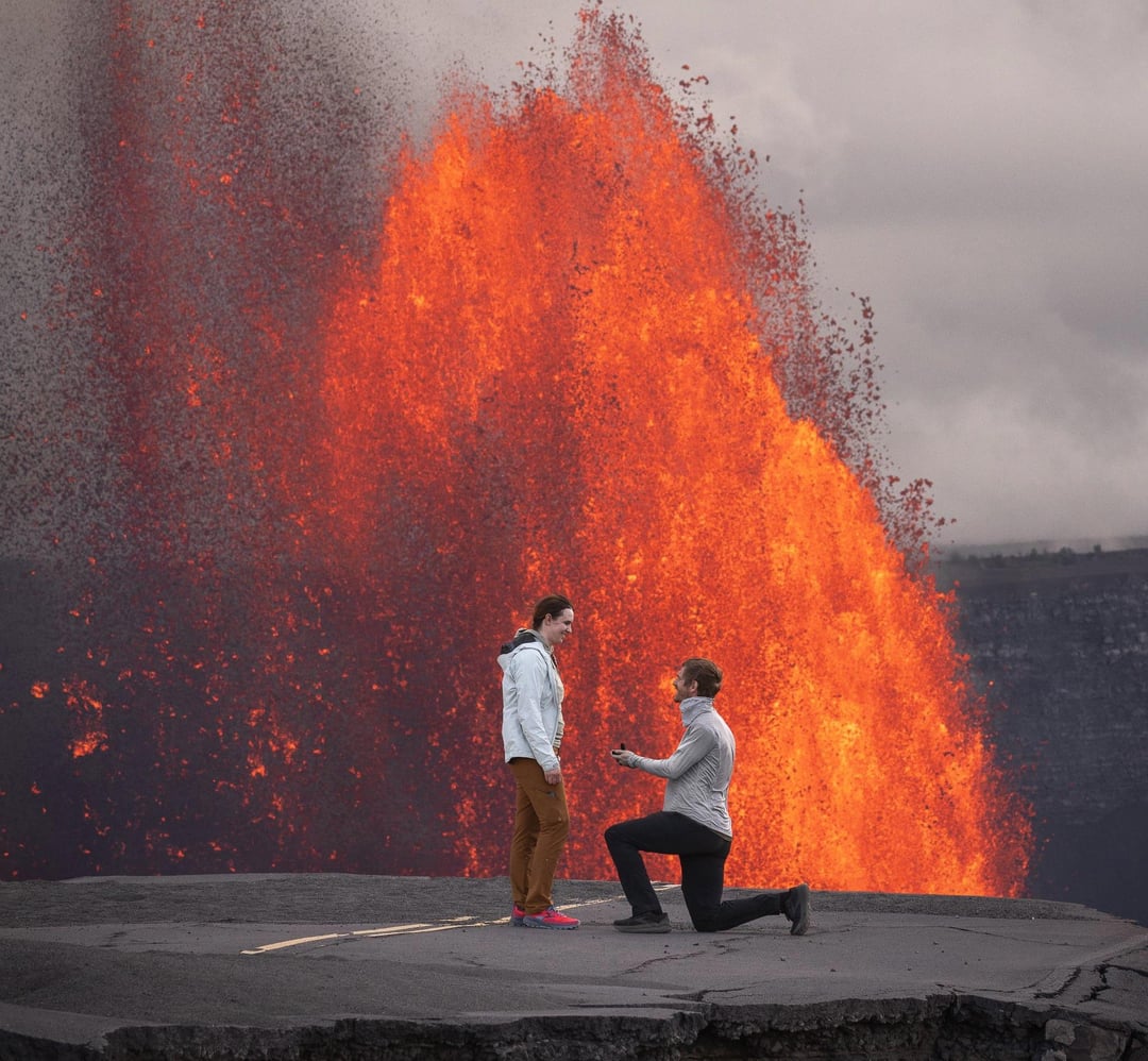ハワイのキラウエア火山噴火中にプロポーズした男、ロマンチックすぎると話題
