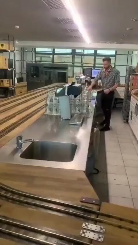 【朗報】チェコのレストラン、料理が鉄道模型で運ばれてくる模様