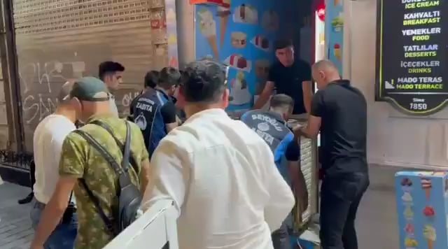 【速報】イスタンブールでアイス屋がセクハラ！動画拡散で店閉鎖ｗｗｗ