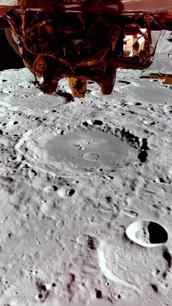 【速報】高度100kmから見た月の映像がヤバすぎると話題に