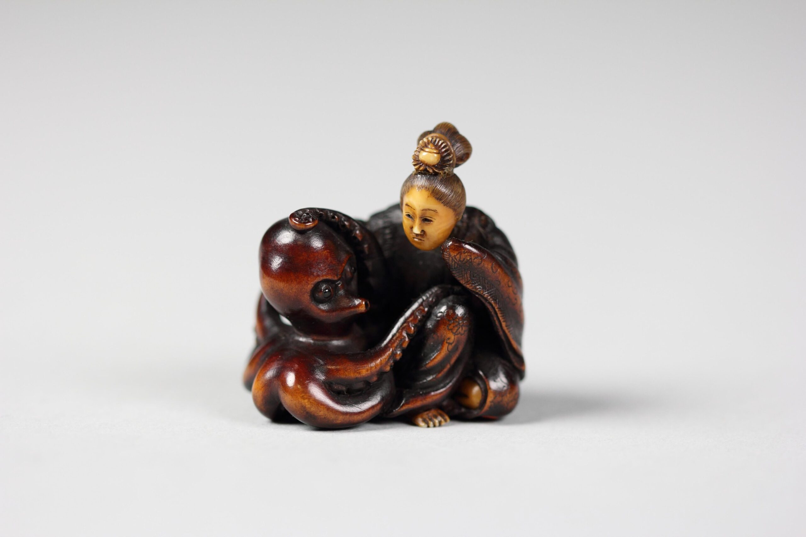【写真】 蛸に慰められる女！？江戸時代の Netsuke がヤバすぎ
