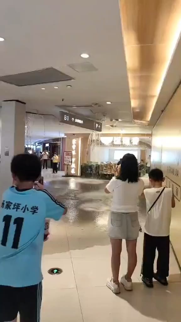 【速報】中国・重慶のモールで屋根崩落！原因は大雨か…