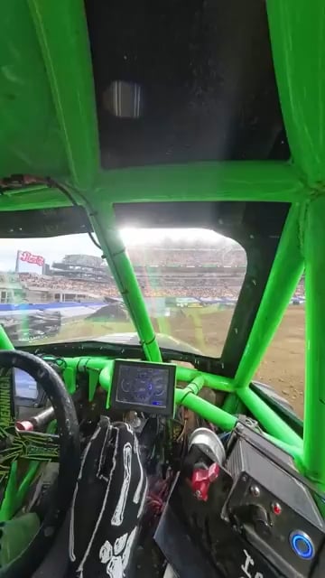【衝撃】モンスタートラック運転手の語る世界がヤバすぎた