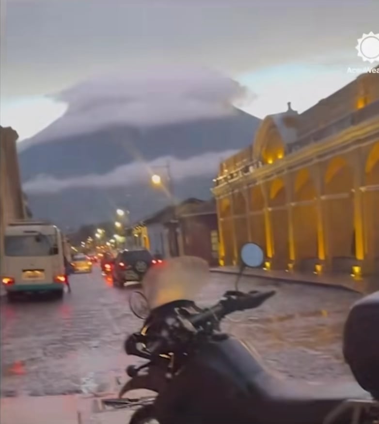 【閲覧注意】グアテマラ・アグア火山のヤバすぎる上向き稲妻映像が公開される