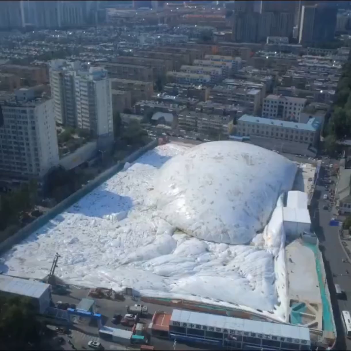 中国、工事現場を巨大風船ドームで覆う！騒音・粉塵対策がマジ凄すぎ