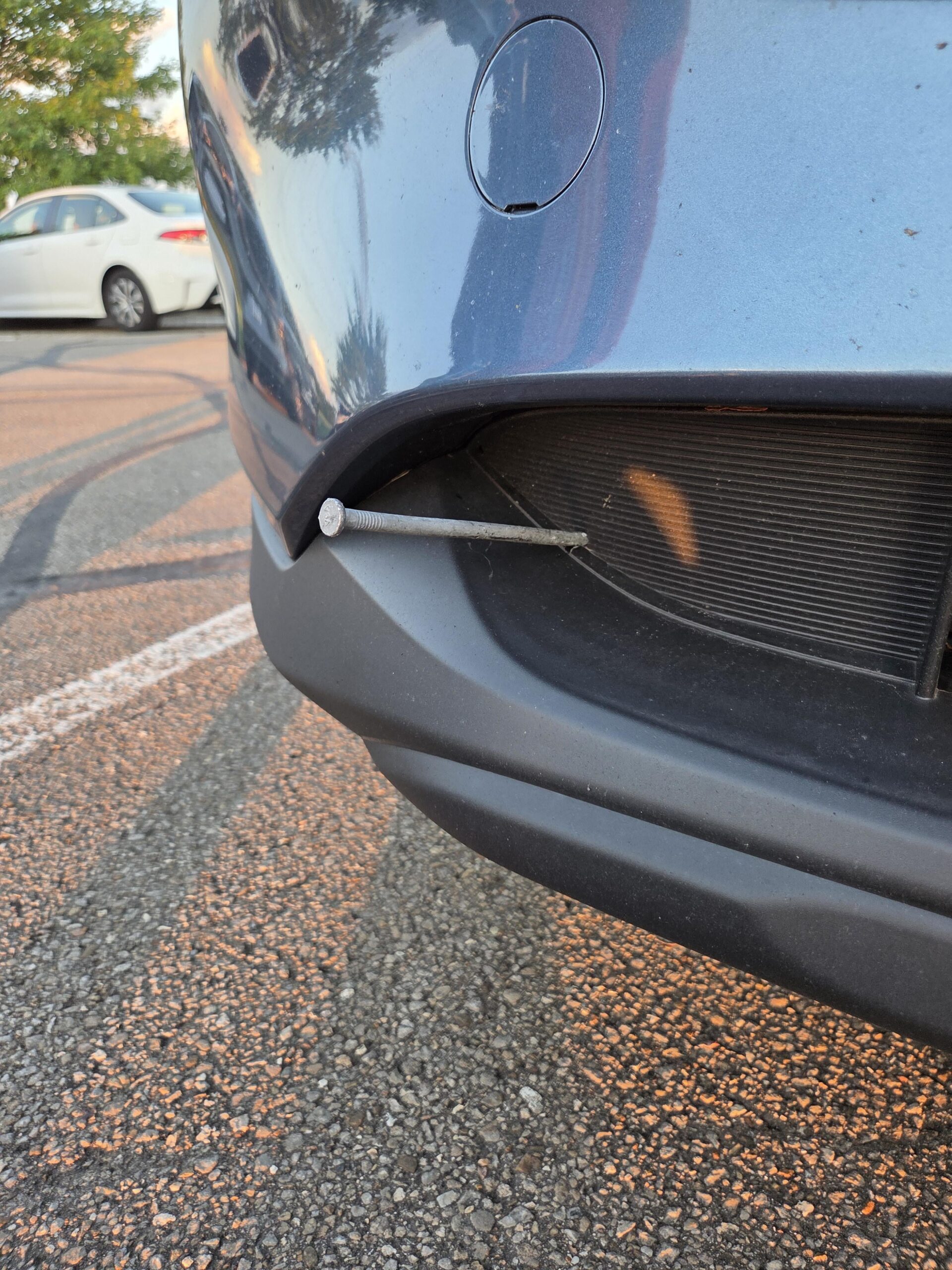 【悲報】ワイの車に釘が刺さってた件