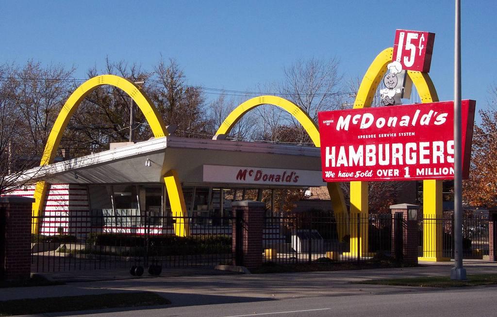 マクドナルド1号店はニセモノだった！創業者の策略がヤバすぎると話題に