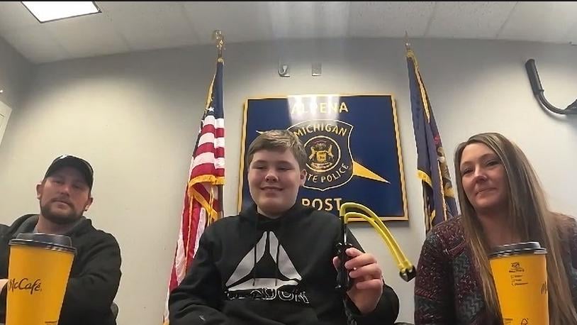【速報】誘拐犯(17)を13歳少年がスリングショットで撃退！8歳妹を守り英雄に