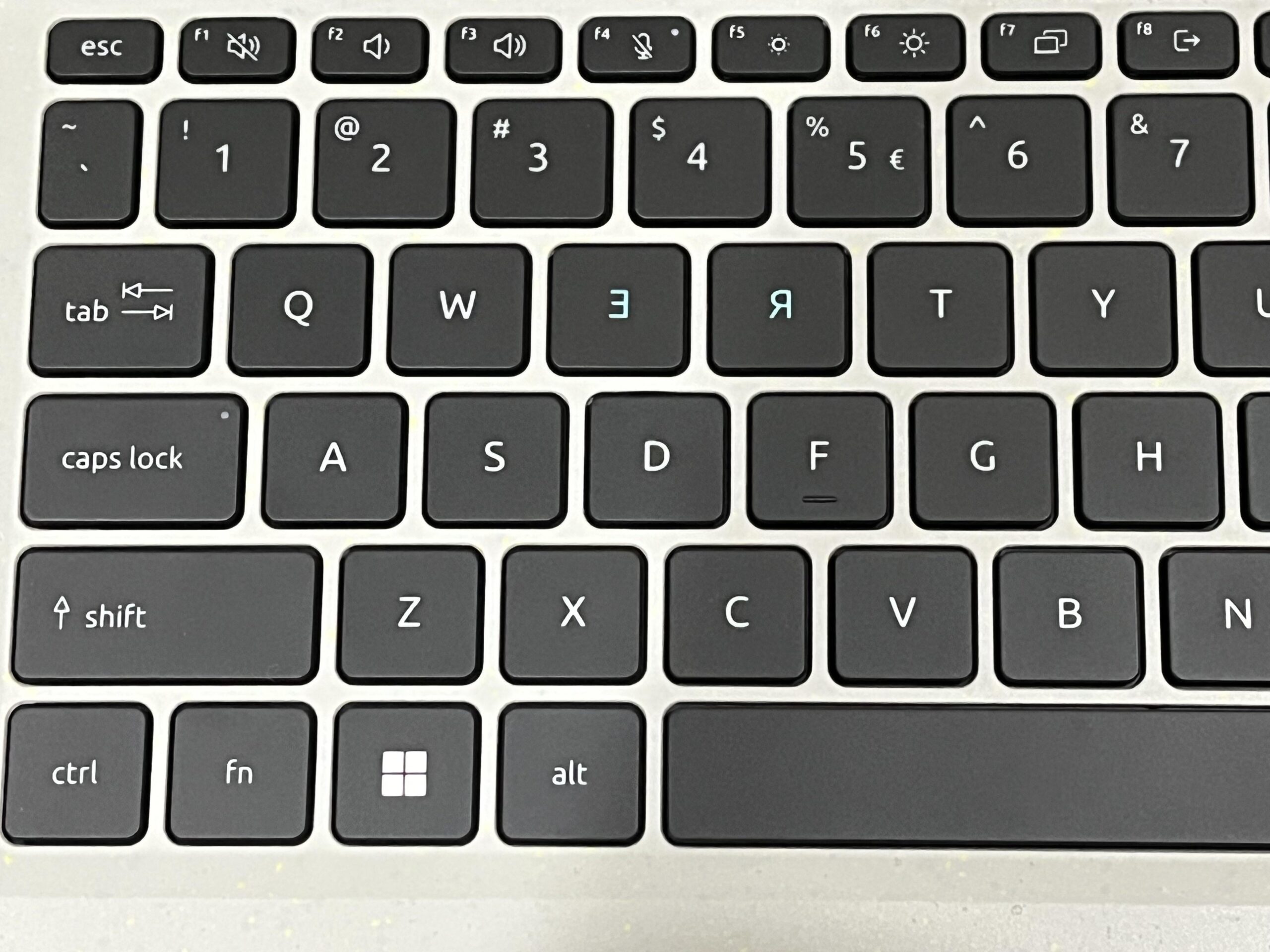 【悲報】買ったAcerのPC、EとRが逆向きなんだがｗｗｗｗｗ