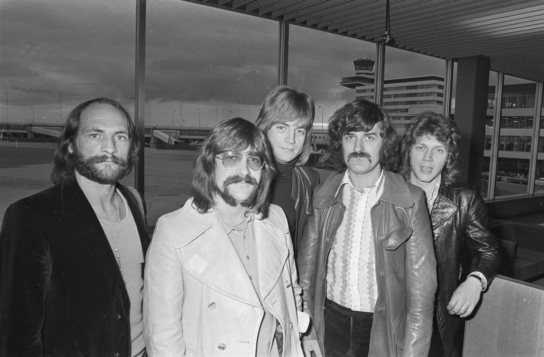 【モノクロ→カラー】 【 Moody Blues 】1970年アムステルダム空港写真、着色順調！【 WIP 】