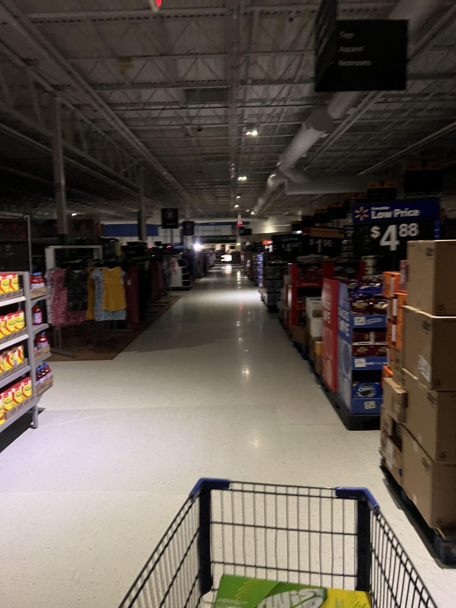 【悲報】米Walmart、午後10時20分に停電で客全員退店させられる