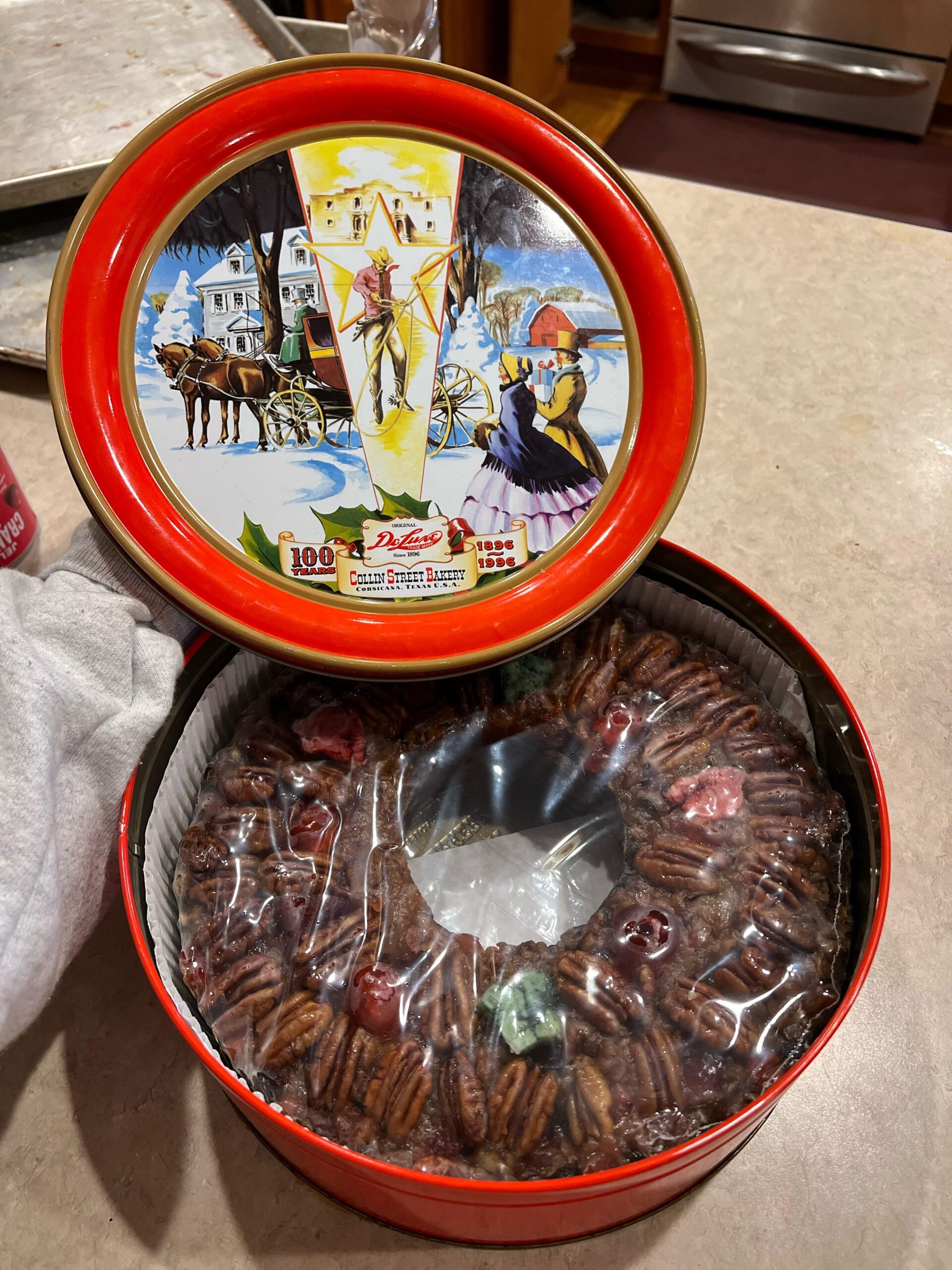 【悲報】おばあちゃんが1996年に買ったフルーツケーキ、未だに発見される