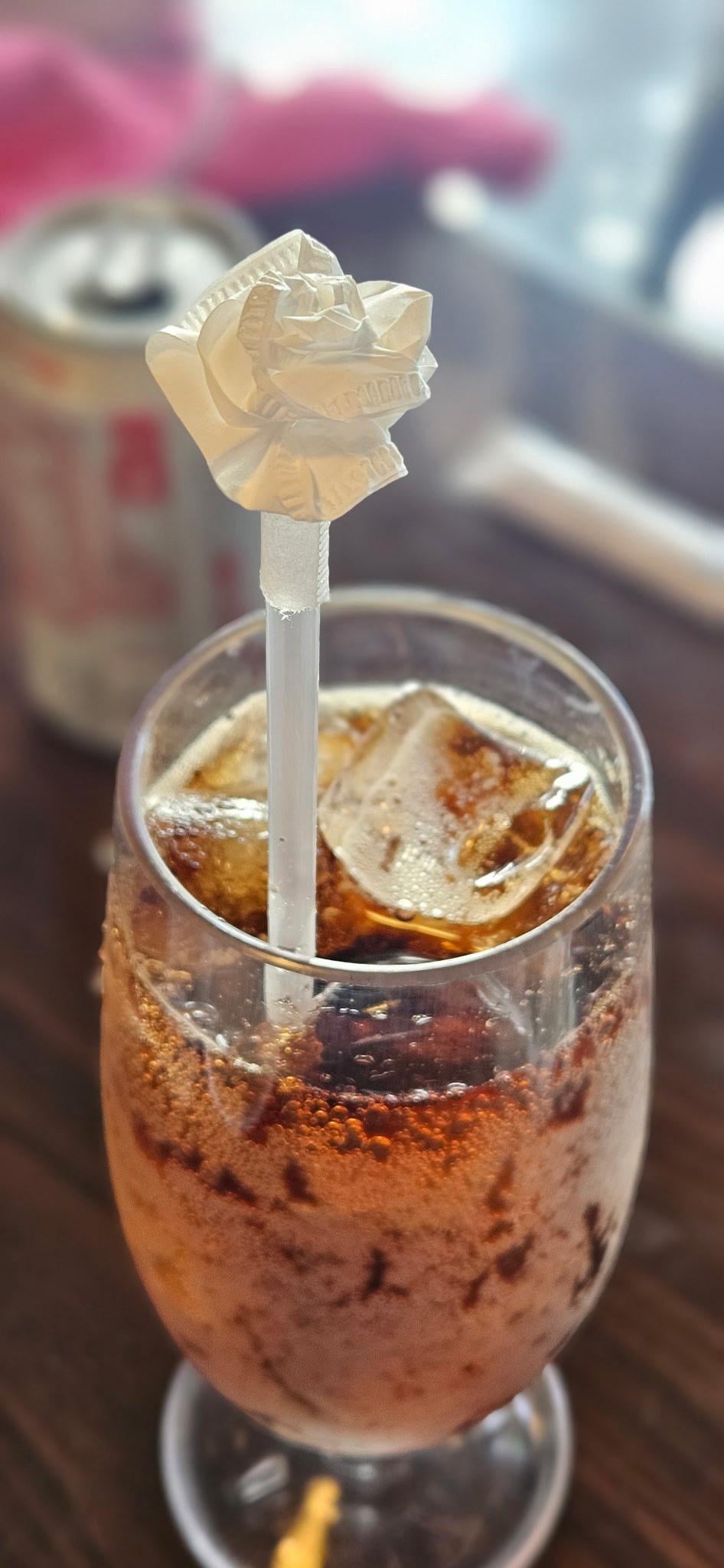 【粋】日本の飲食店で出されたストローの包装紙で作られた花が話題に