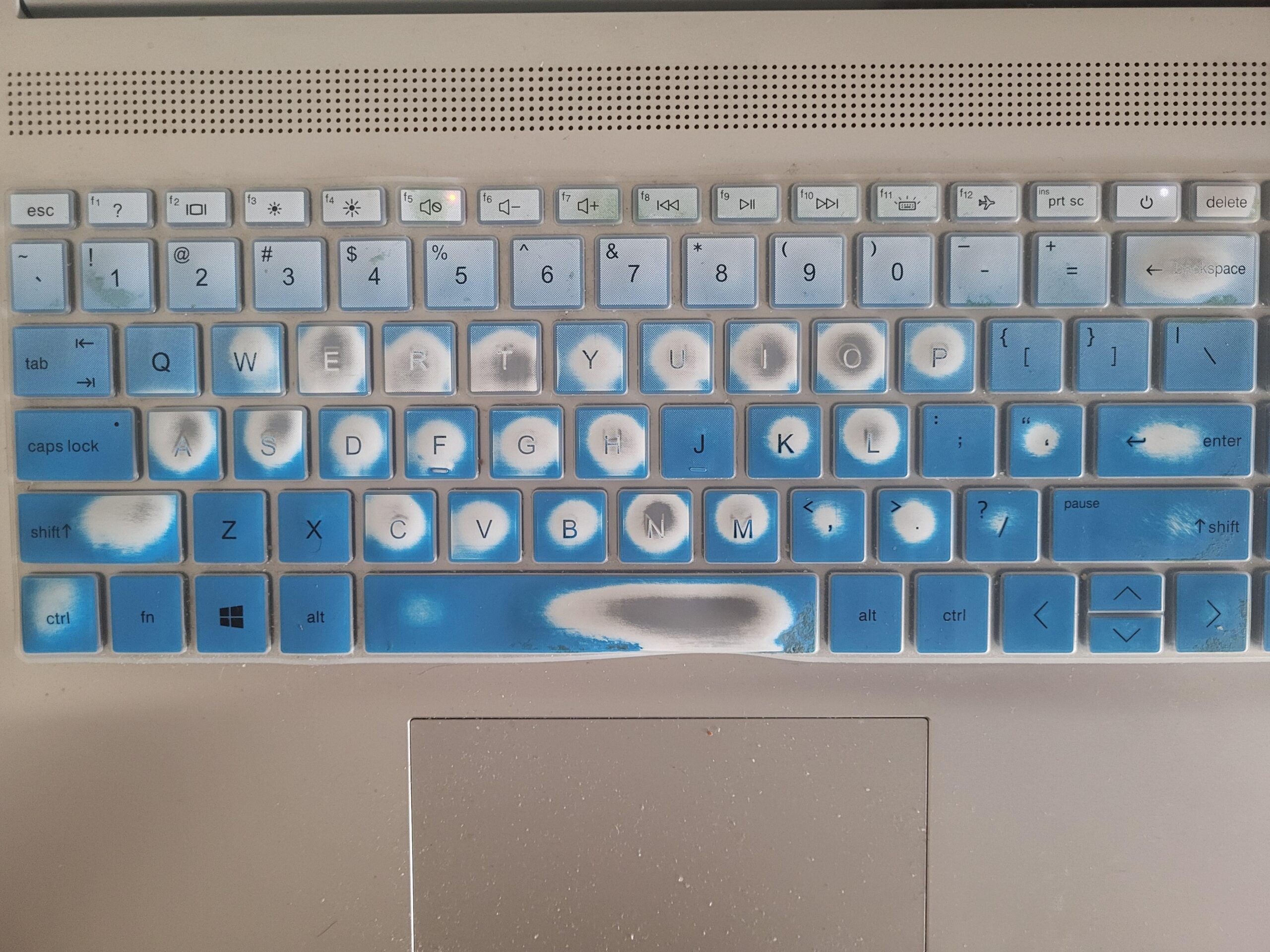 3年使った社用PC、摩耗がヤバすぎて草