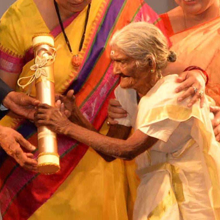 96歳インド人女性、人生初の試験で98点！識字に目覚め快挙