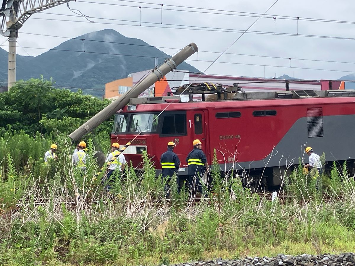
【速報】JR貨物機関車が脱線・電柱衝突！北九州市・門司機関区付近で何が？(2025年8月7日)
JR貨物機関車が北九州市で脱線事故！門司機関区近くで電柱に激突(2025年8月7日)【最新情報】
【2025年8月7日】JR貨物機関車が脱線事故！北九州市・門司機関区付近の状況と原因速報
